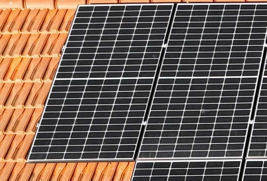 Sigurna ugradnja solarnih panela uz prilagođavanje crijepova za očuvanje vodonepropusnosti krova.